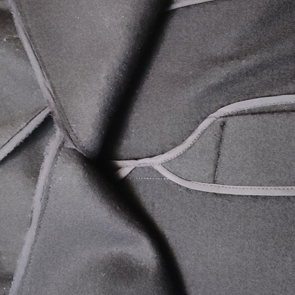 Blazer, fitter, wool flannel, with rosette embellishment at shoulder. Never worn - Picture 8 of 8